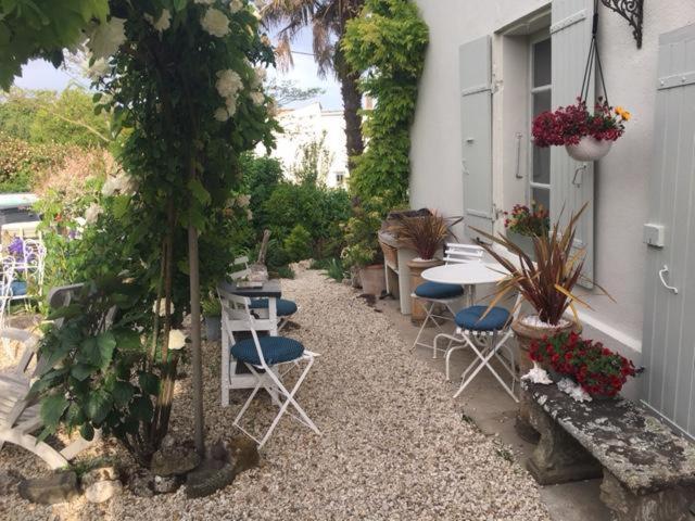 Chez Brown Bed & Breakfast Saint-Thomas-de-Conac Bagian luar foto