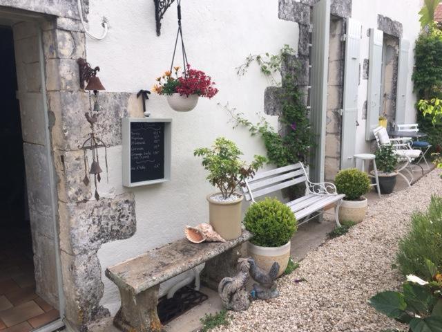 Chez Brown Bed & Breakfast Saint-Thomas-de-Conac Bagian luar foto